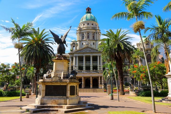 Durban - Radnice s válečným památníkem v provincii KwaZulu-Natal.