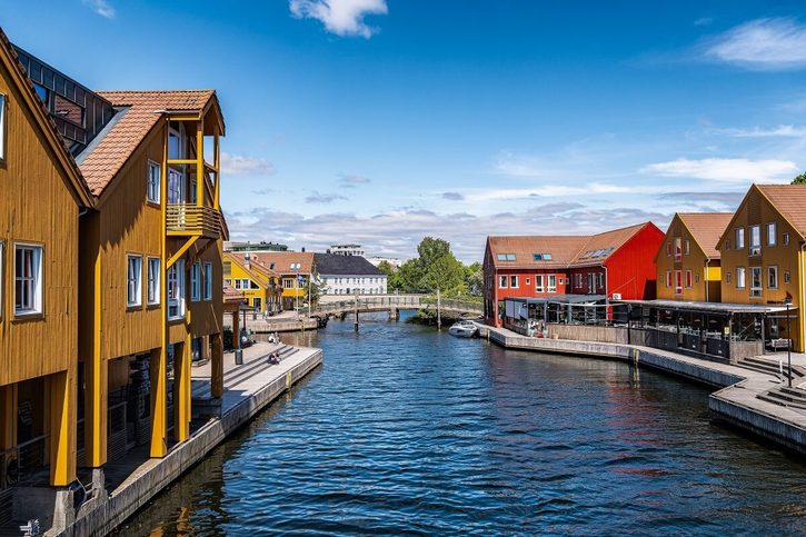 Rybářské molo s restauracemi a obchody v Kristiansandu, Norsko
