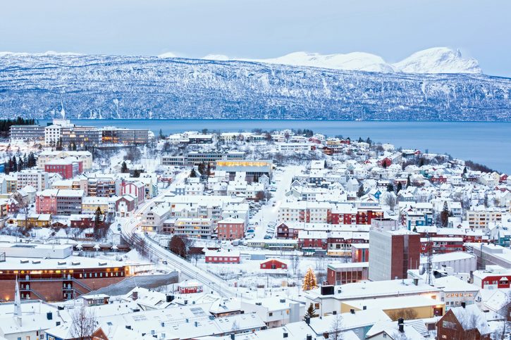 Zasněžený Narvik s Ofotfjordem a okolními horami.