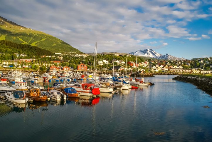 Přístav Narvik na pobřeží Ofotfjordu v severním Norsku.