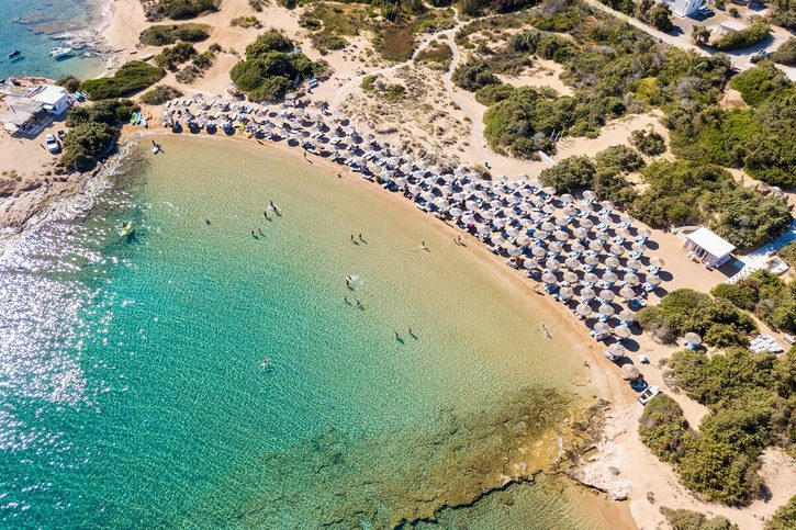 Paros - Letecký pohled na malou pláž Santa Maria.