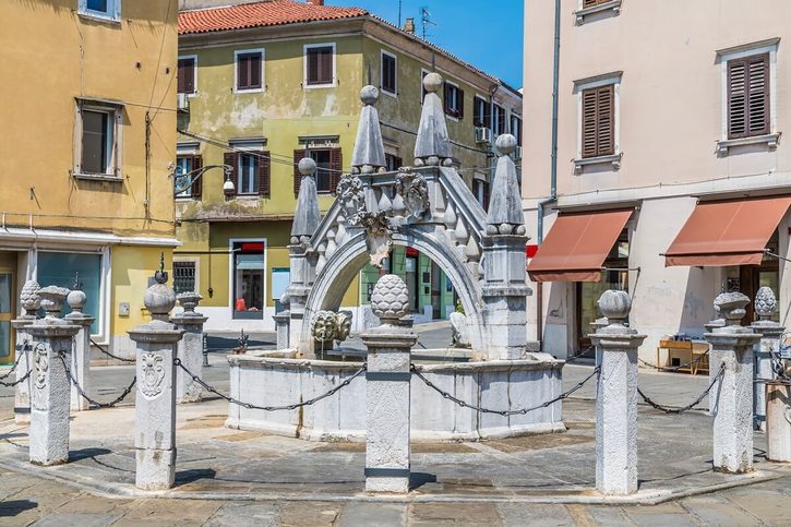 Koper - Pohled směrem k fontáně Da Ponte.